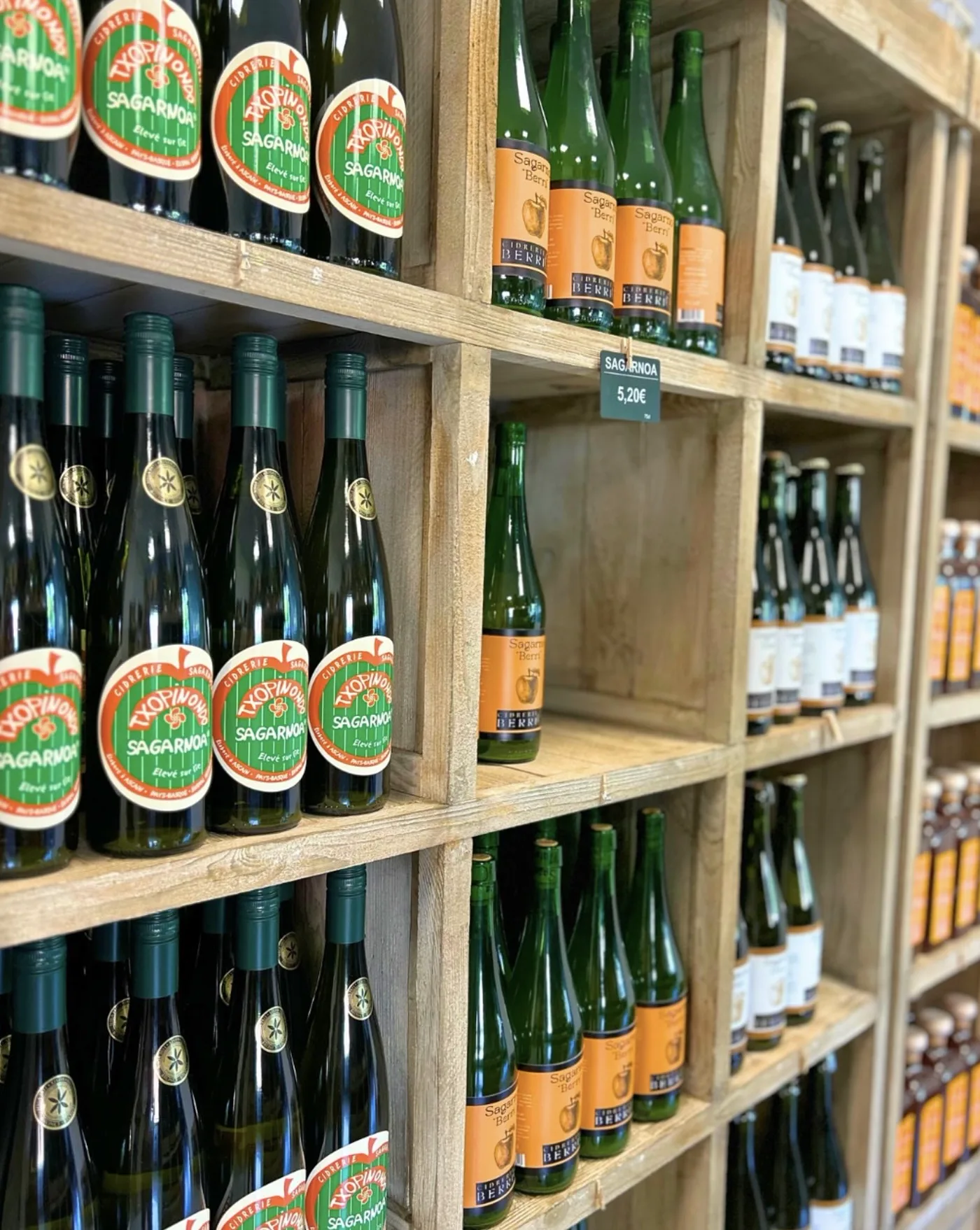 La boutique de la Cidrerie Berri : bouteilles de Sagarno, liqueur de Patxaka et produits basques en rayon