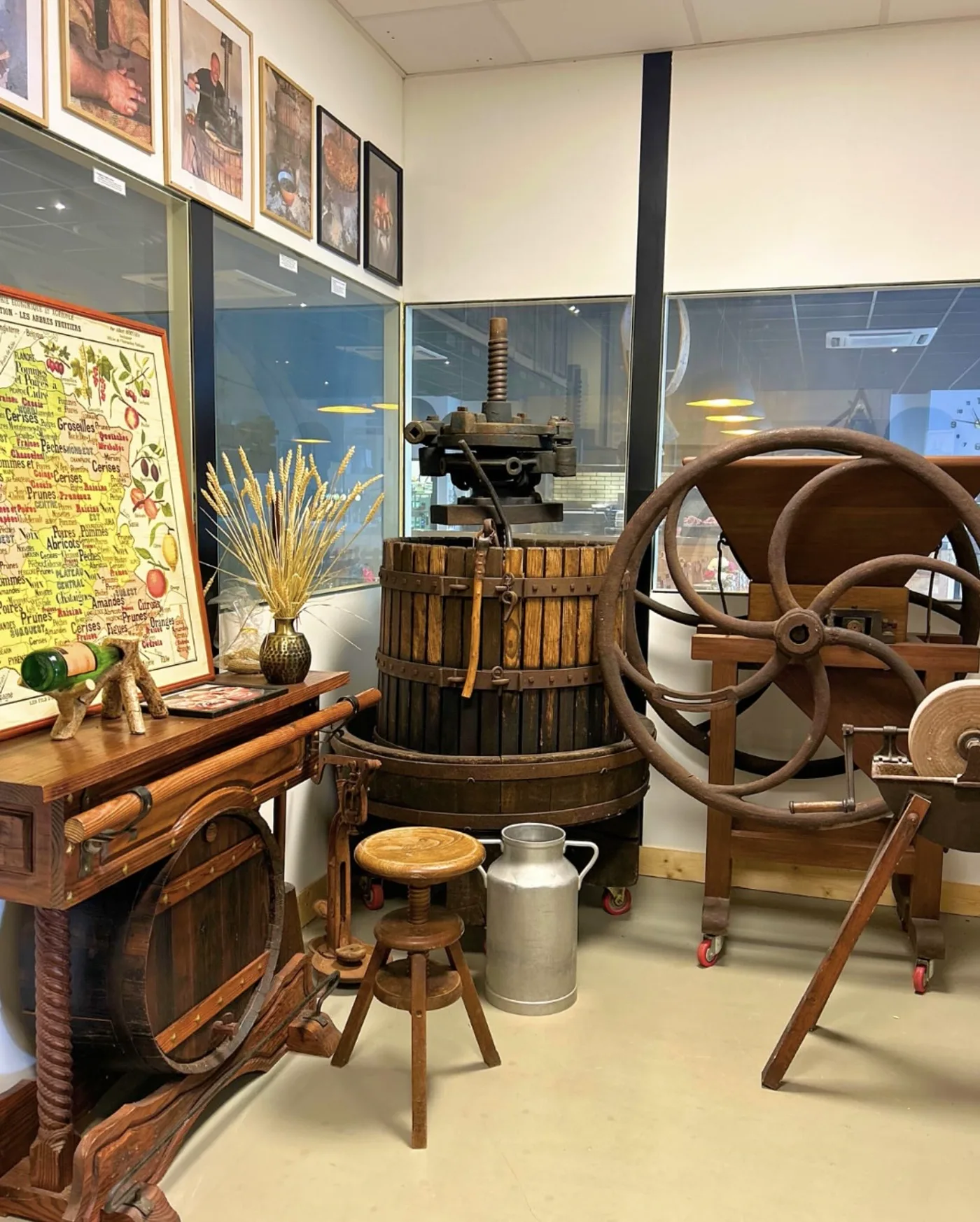 Le musée du cidre de la Cidrerie Berri : pressoir ancien, meule et outils de pressage basques