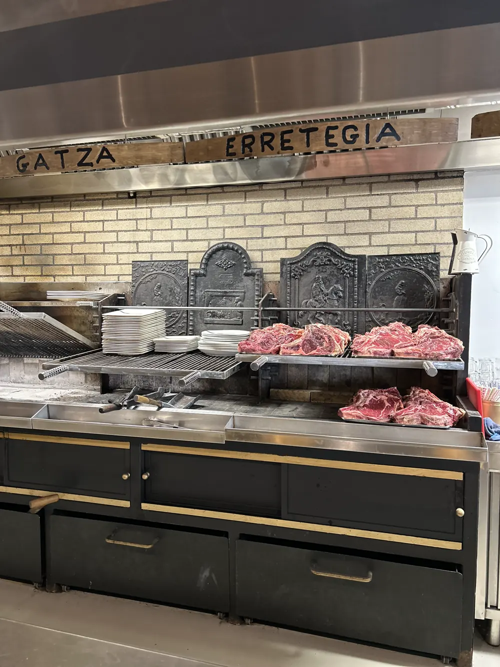 Txuleta — côtes de bœuf en attente sur le gril de l’Erretegia, à la Cidrerie Berri