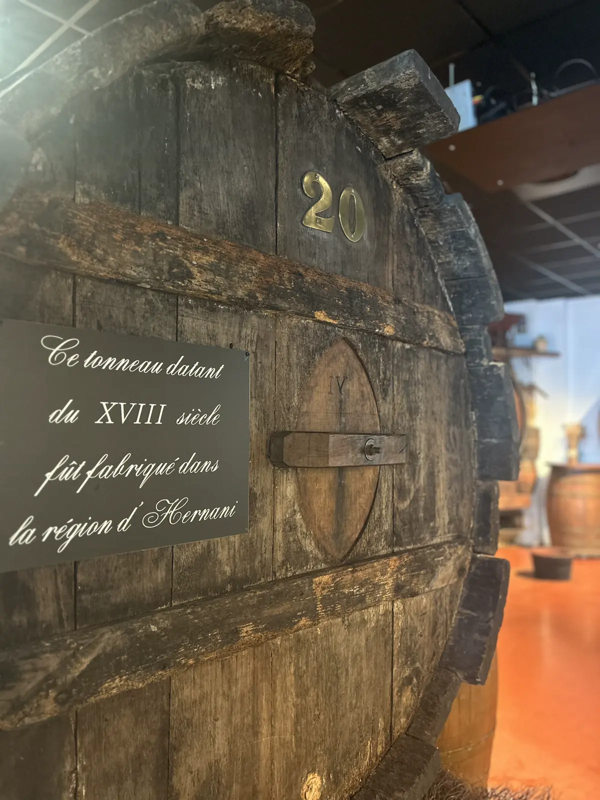Fût de chêne du XVIIIe siècle, fabriqué dans la région d’Hernani, au chai de la Cidrerie Berri